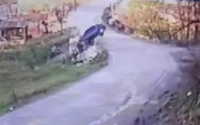 Otomobilin, evin bahçesine uçma anı güvenlik kamerasına yansıdı