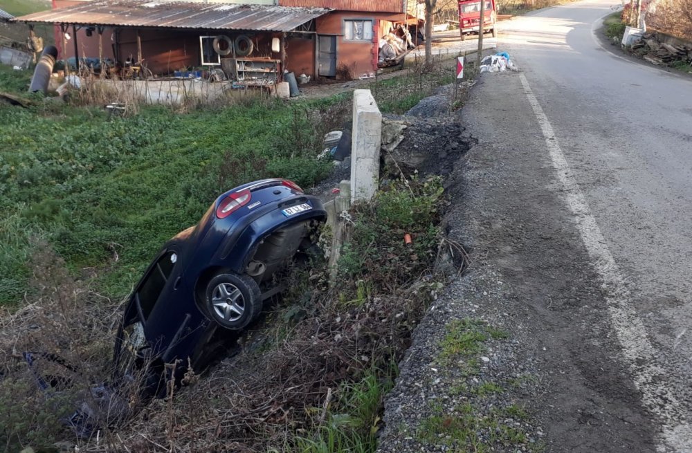 Otomobilin, evin bahçesine uçma anı güvenlik kamerasına yansıdı
