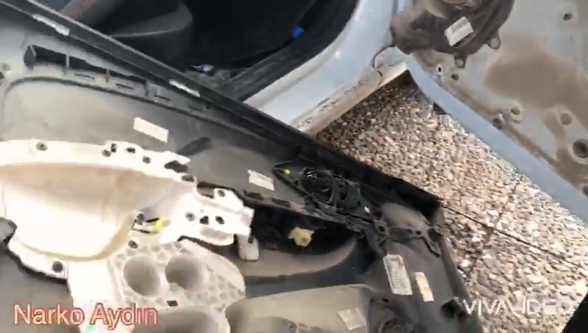 Otomobilin kaportasında 10 ruhsatsız tabanca bulundu