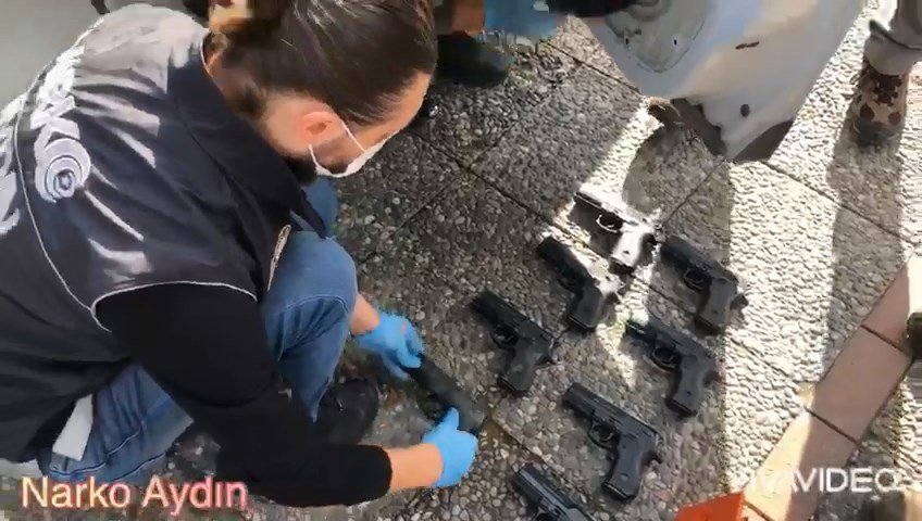 Otomobilin kaportasında 10 ruhsatsız tabanca bulundu