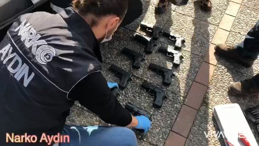 Otomobilin kaportasında 10 ruhsatsız tabanca bulundu