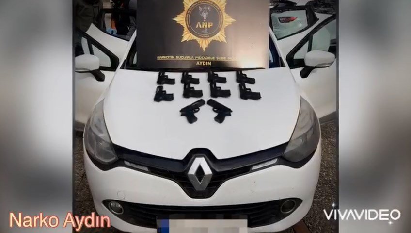 Otomobilin kaportasında 10 ruhsatsız tabanca bulundu