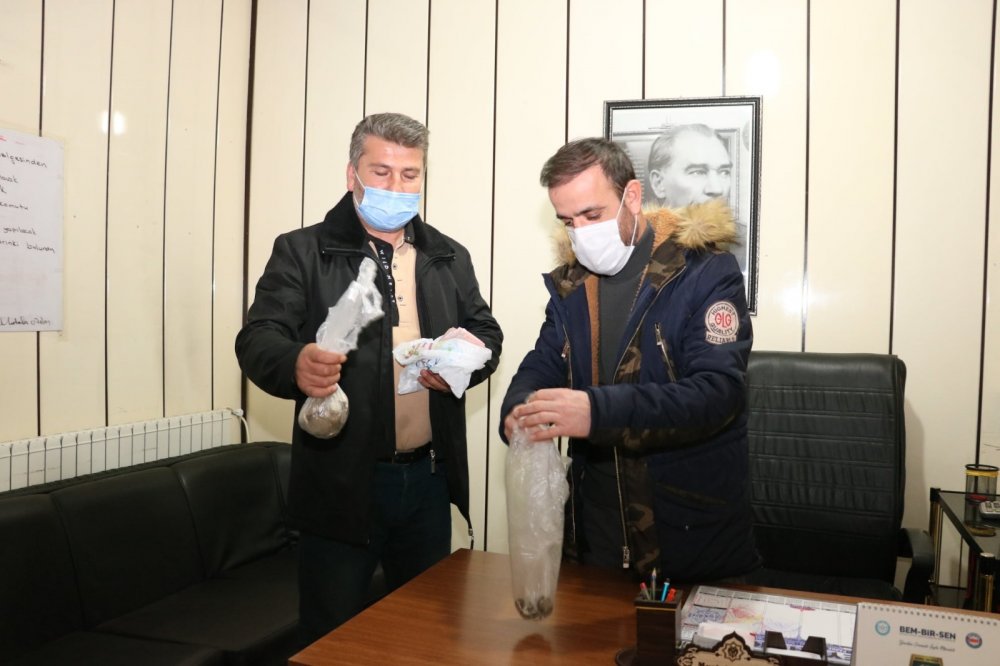 Temizlik işçileri buldukları parayı sahibine teslim etti