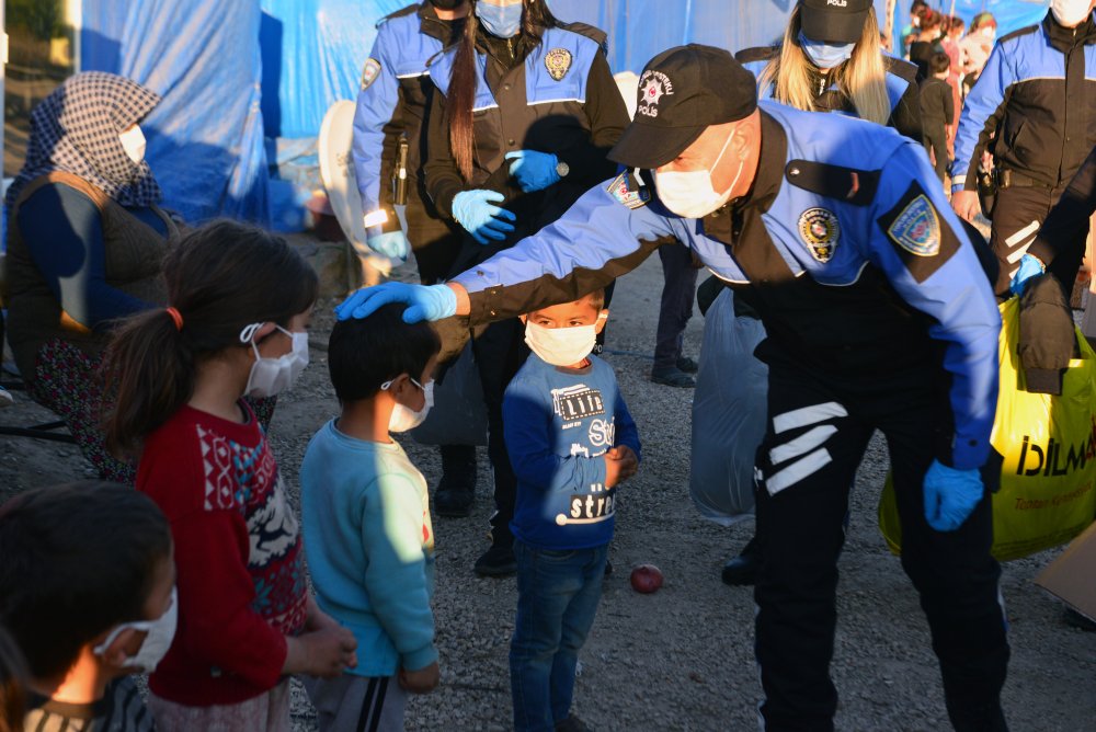 Adana polisinden tarım işçilerinin çocuklarına mont