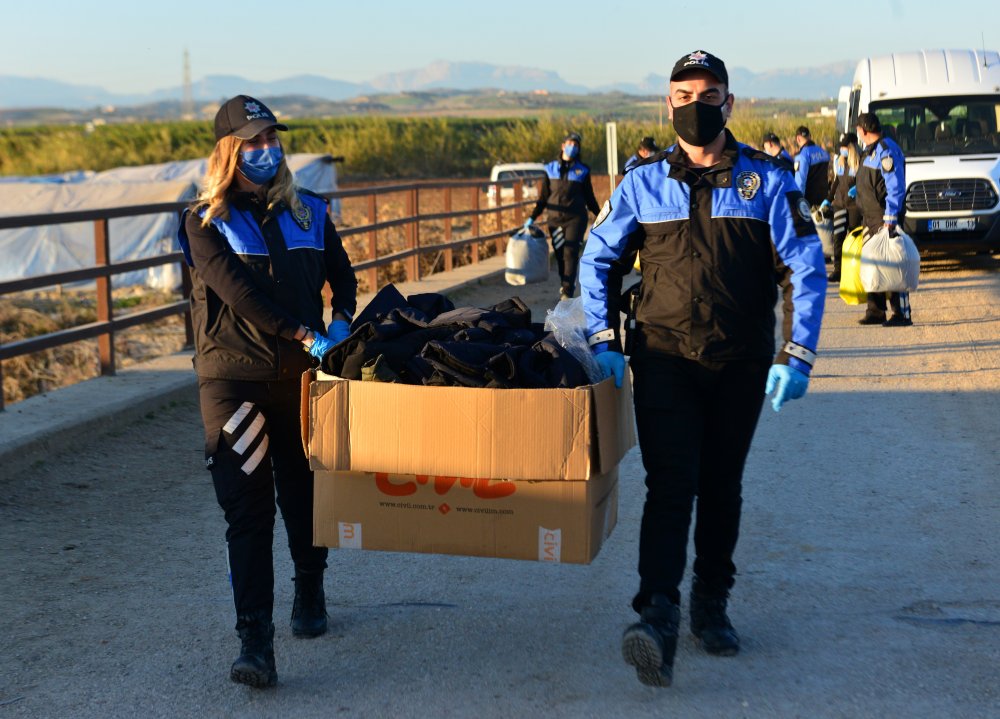 Adana polisinden tarım işçilerinin çocuklarına mont