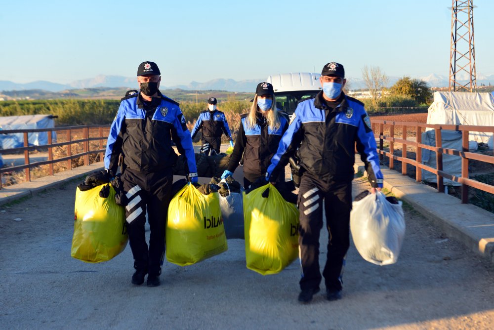 Adana polisinden tarım işçilerinin çocuklarına mont