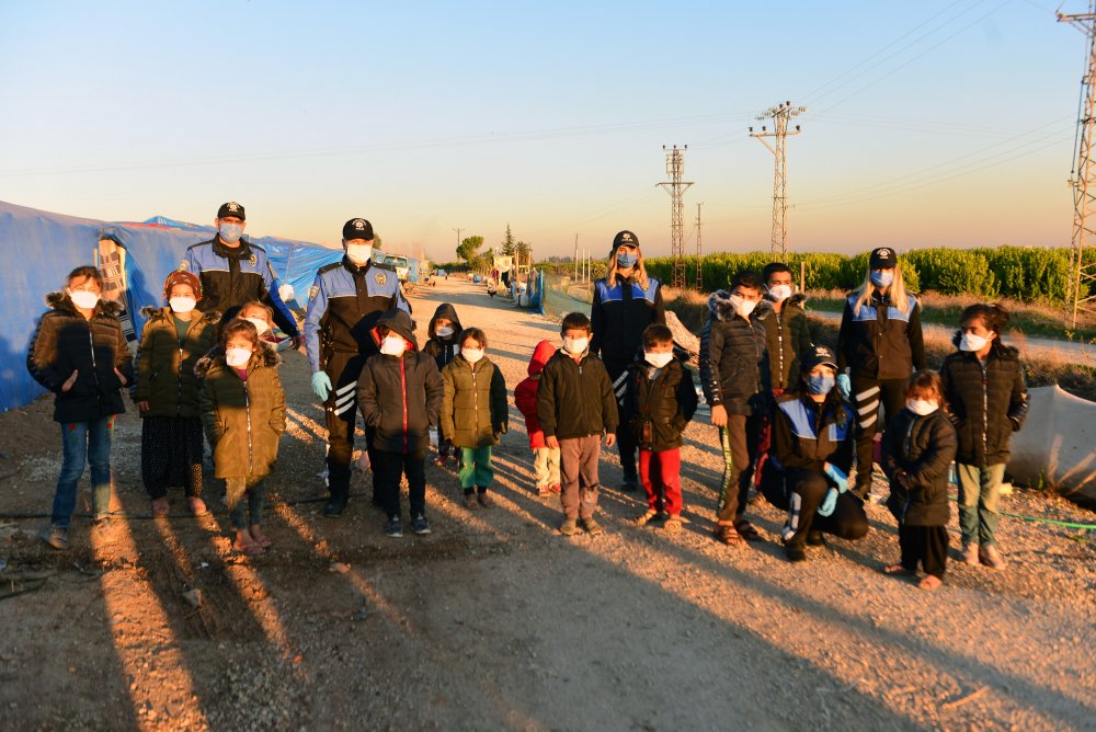 Adana polisinden tarım işçilerinin çocuklarına mont