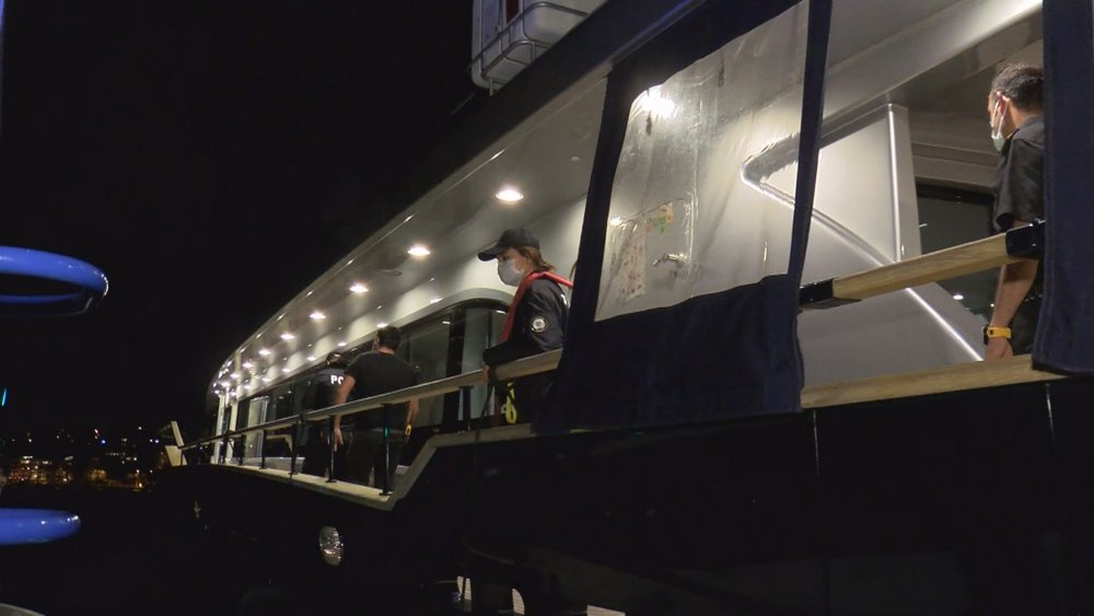 Denizde parti yapılan tekneye polis baskını