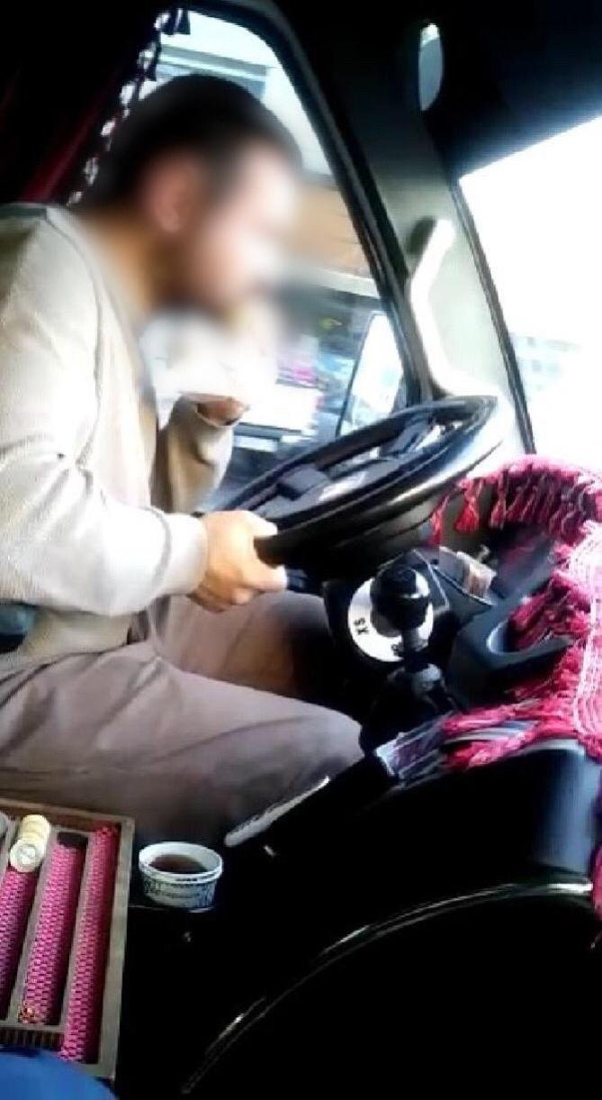 Direksiyon başında yemek yiyen minibüs şoförüne, 132 lira para cezası