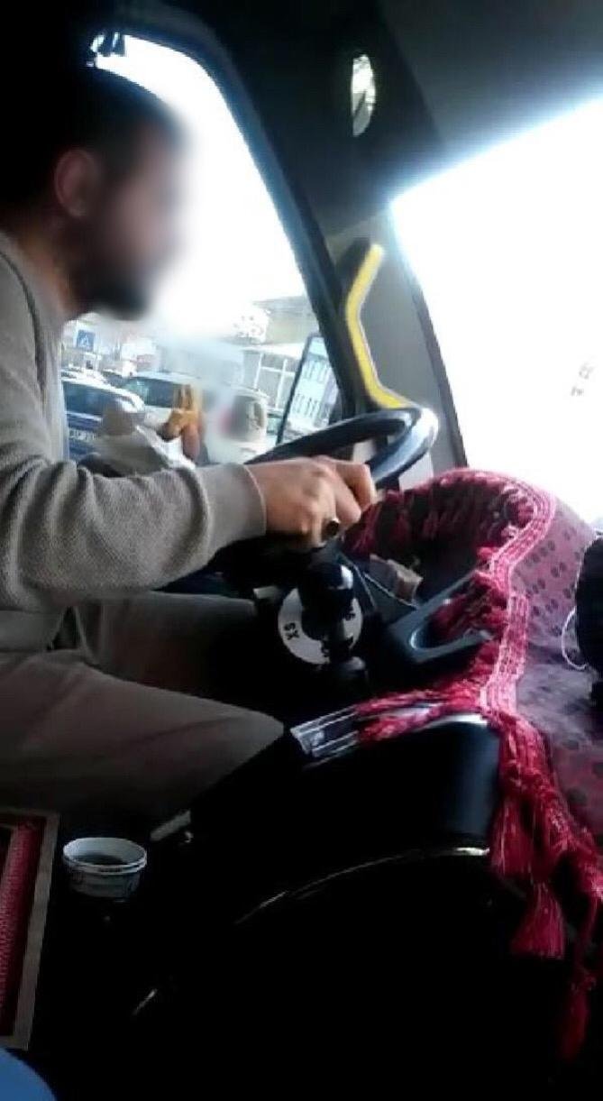 Direksiyon başında yemek yiyen minibüs şoförüne, 132 lira para cezası