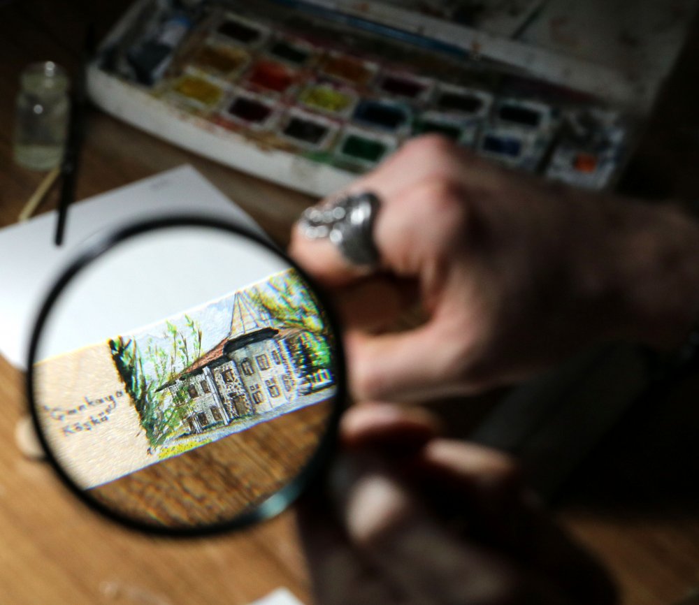 Doktor, mikro çizimler yapıyor