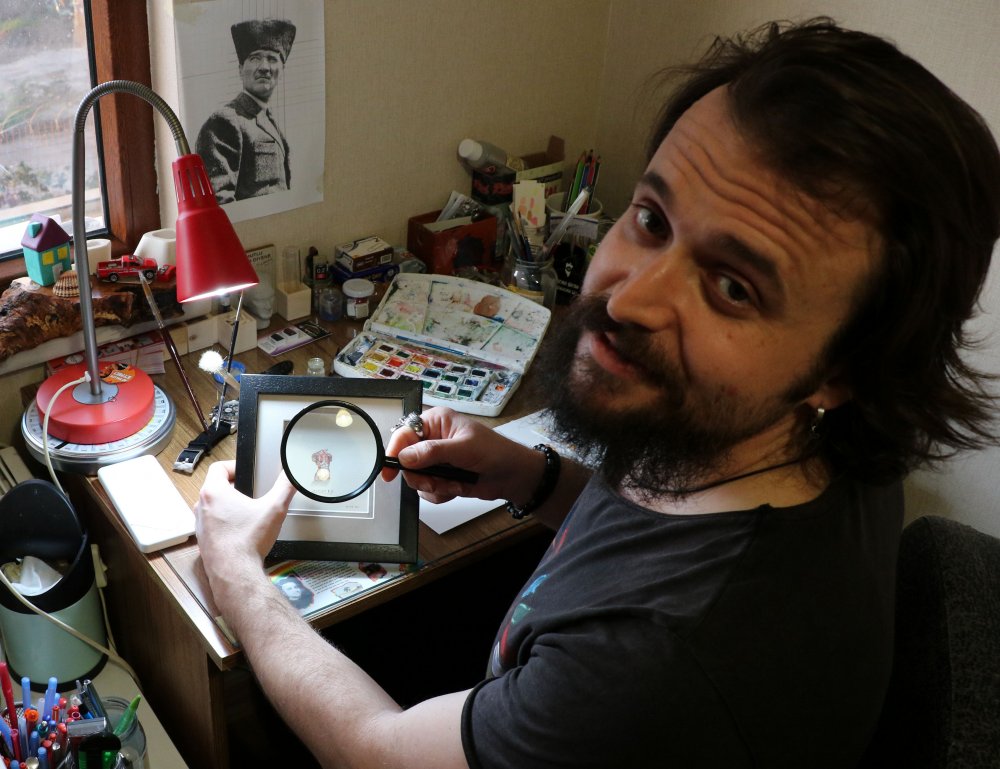 Doktor, mikro çizimler yapıyor