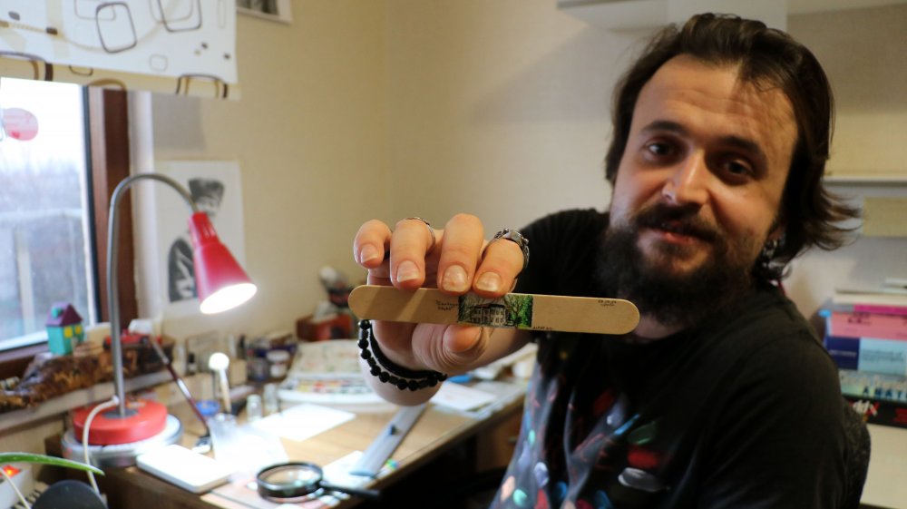 Doktor, mikro çizimler yapıyor