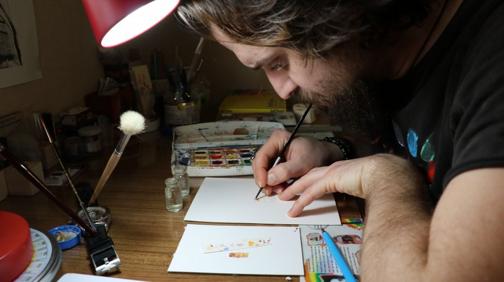 Doktor, mikro çizimler yapıyor