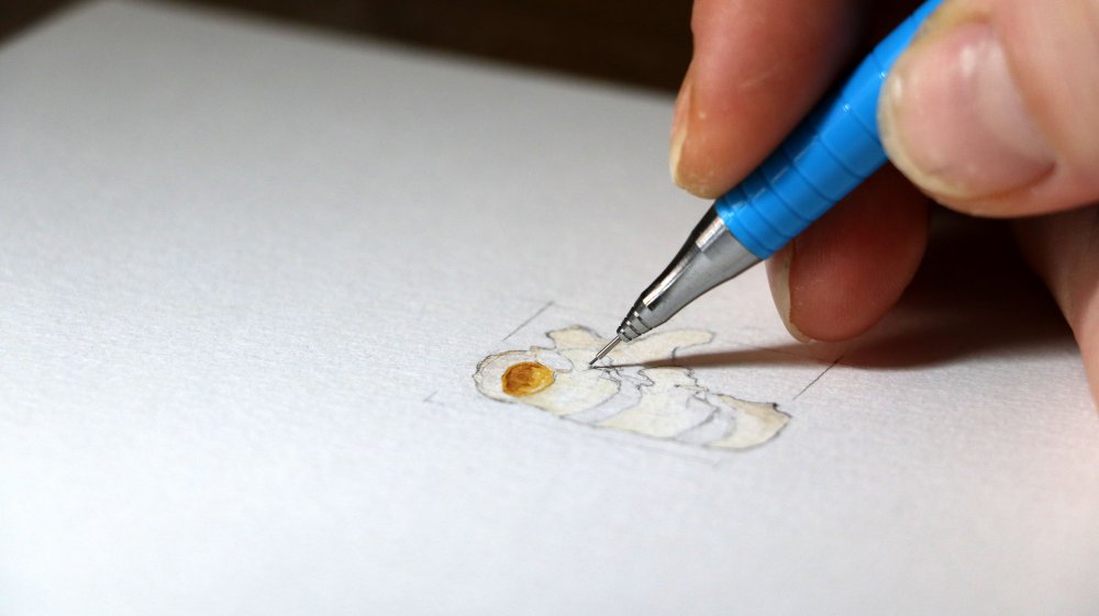 Doktor, mikro çizimler yapıyor