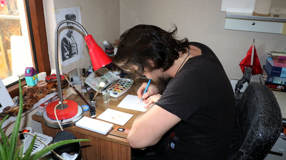 Doktor, mikro çizimler yapıyor