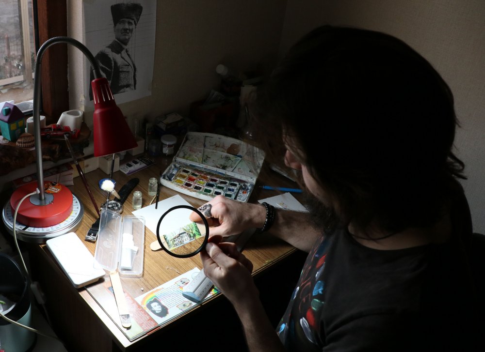 Doktor, mikro çizimler yapıyor