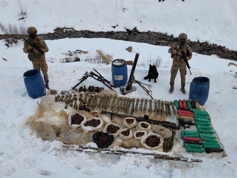 Hakkari'de PKK'lı teröristlere ait silah ve mühimmat ele geçirildi