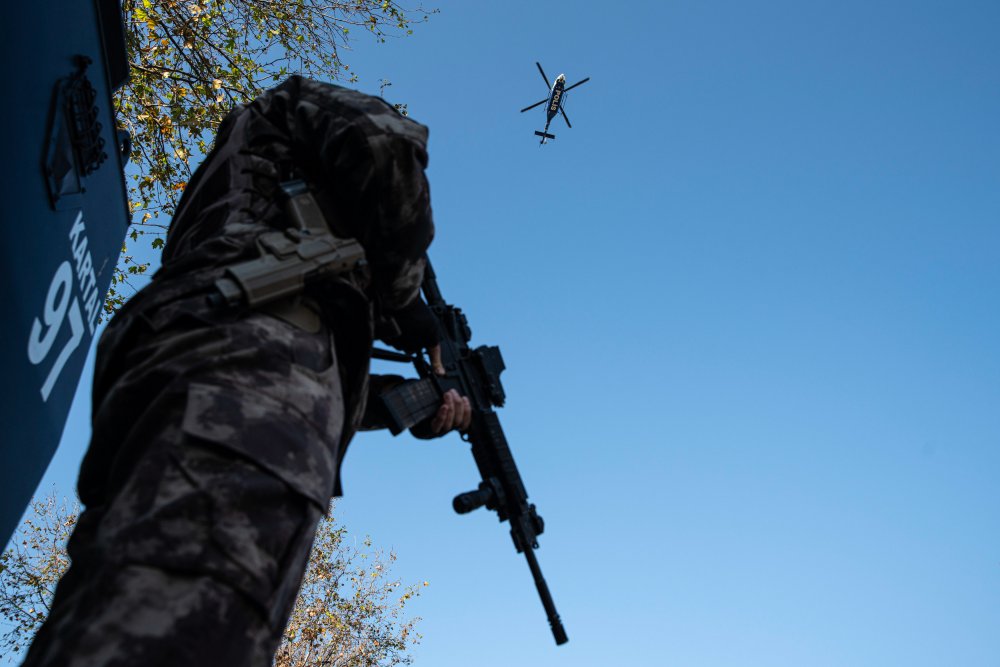 İstanbul "un çeşitli noktalarında asayiş, terör ve trafik kazalarını önleme amacıyla helikopter destekli denetim gerçekleştirildi.