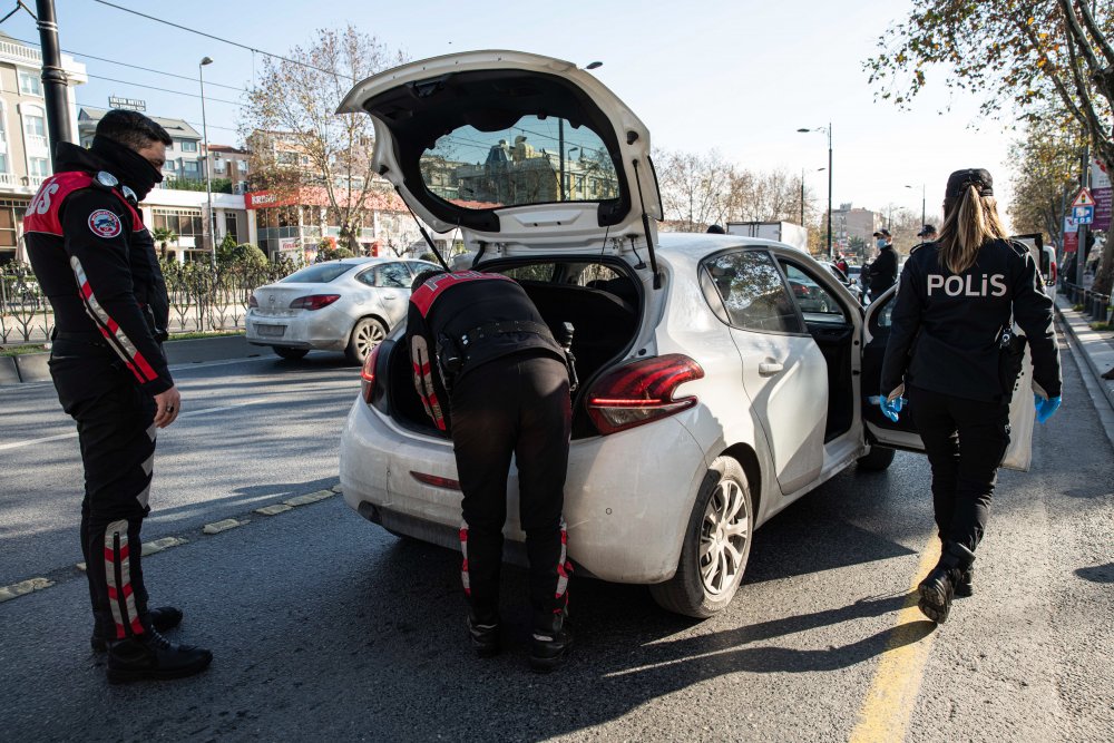 İstanbul "un çeşitli noktalarında asayiş, terör ve trafik kazalarını önleme amacıyla helikopter destekli denetim gerçekleştirildi.