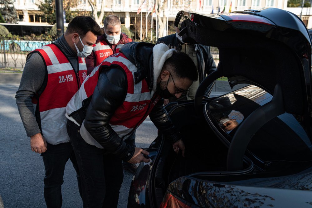 İstanbul "un çeşitli noktalarında asayiş, terör ve trafik kazalarını önleme amacıyla helikopter destekli denetim gerçekleştirildi.