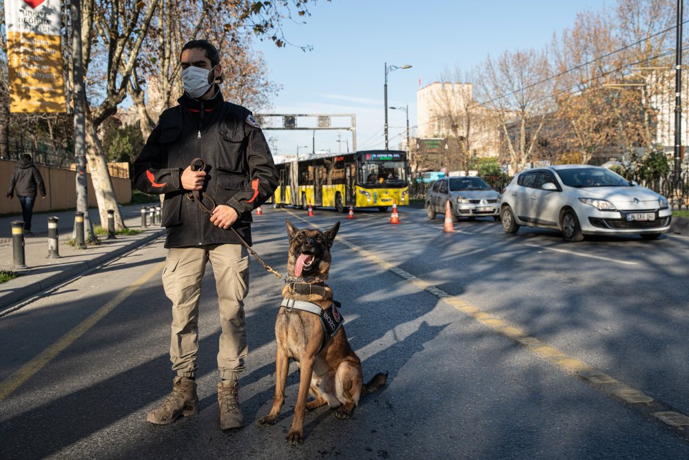 İstanbul "un çeşitli noktalarında asayiş, terör ve trafik kazalarını önleme amacıyla helikopter destekli denetim gerçekleştirildi.