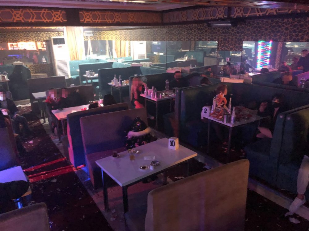 Kısıtlamaya rağmen açık olan eğlence mekanındaki 46 kişiye 186 bin lira ceza