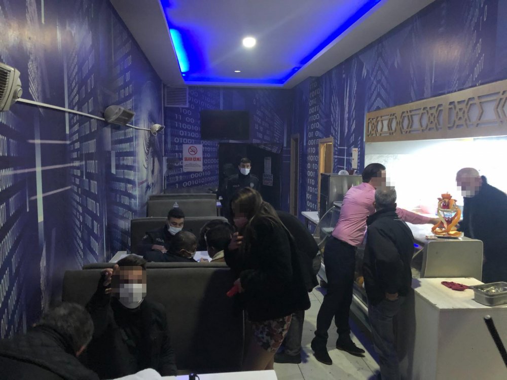 Kısıtlamaya rağmen açık olan eğlence mekanındaki 46 kişiye 186 bin lira ceza