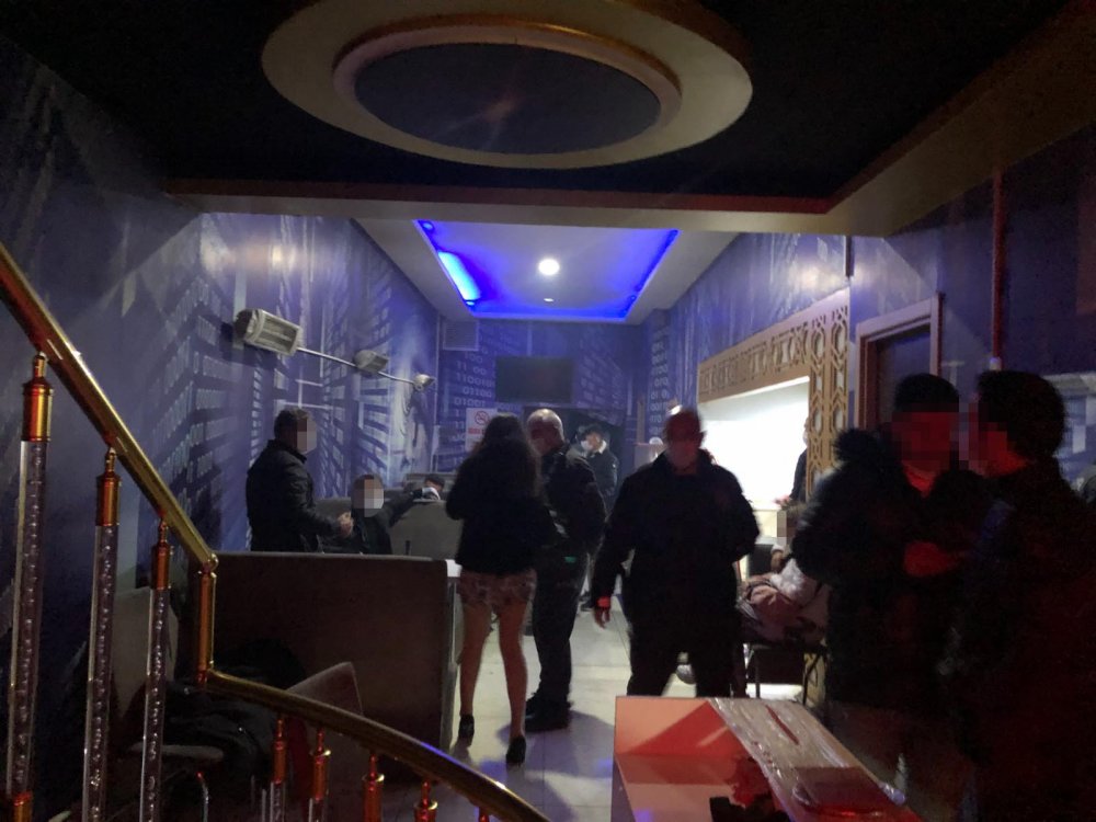 Kısıtlamaya rağmen açık olan eğlence mekanındaki 46 kişiye 186 bin lira ceza