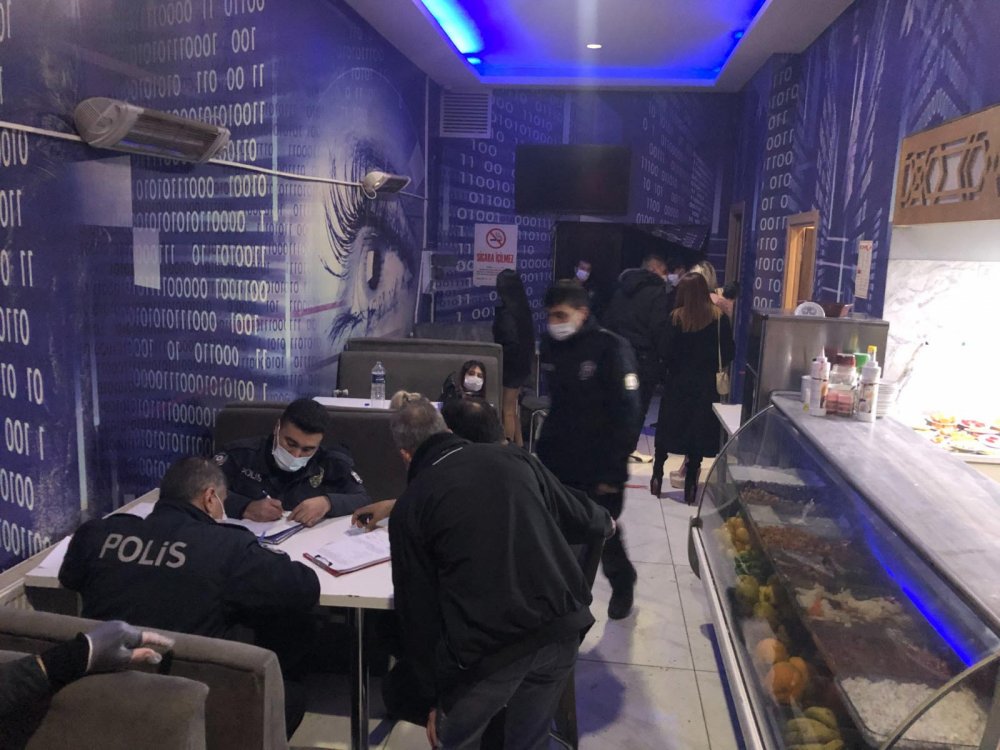 Kısıtlamaya rağmen açık olan eğlence mekanındaki 46 kişiye 186 bin lira ceza