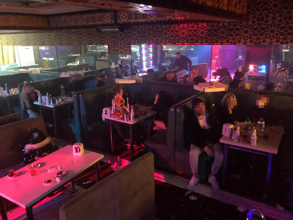 Kısıtlamaya rağmen açık olan eğlence mekanındaki 46 kişiye 186 bin lira ceza