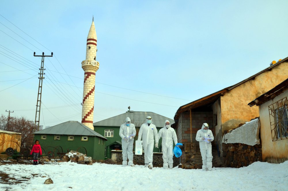 Koronavirüs savaşçısı sağlıkçılar soğuk hava ve kara rağmen tüm hastalara yetişiyor
