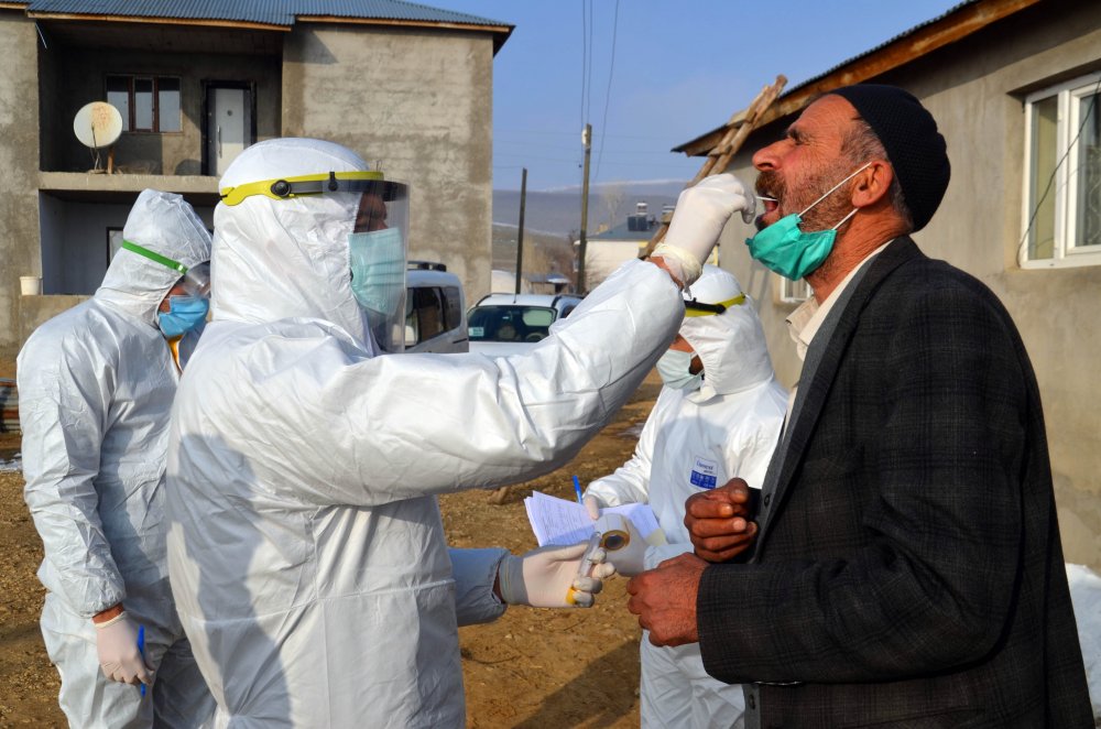 Koronavirüs savaşçısı sağlıkçılar soğuk hava ve kara rağmen tüm hastalara yetişiyor