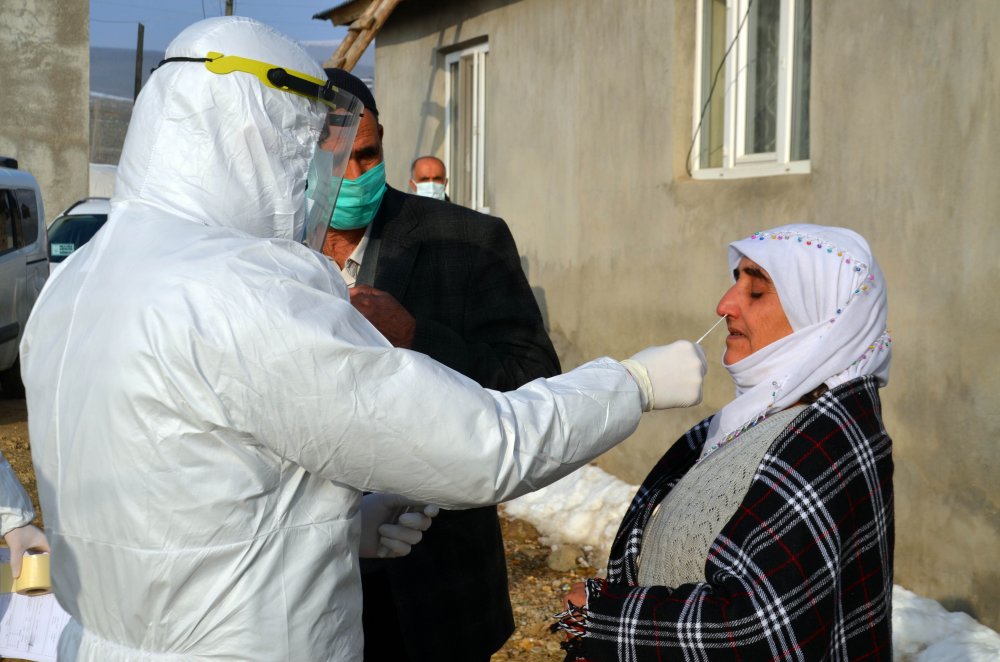 Koronavirüs savaşçısı sağlıkçılar soğuk hava ve kara rağmen tüm hastalara yetişiyor