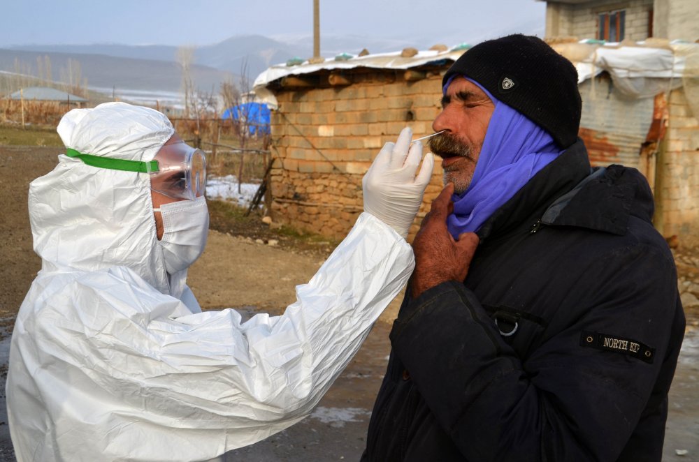 Koronavirüs savaşçısı sağlıkçılar soğuk hava ve kara rağmen tüm hastalara yetişiyor