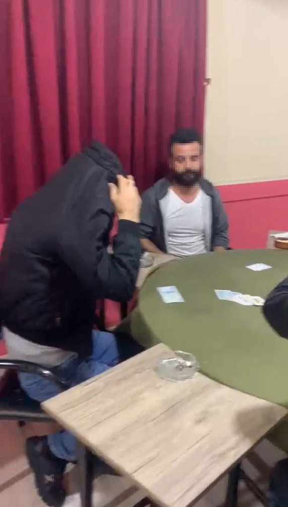 2021'nin ilk saatlerinde kumar oynanan kahvehaneye polis baskını
