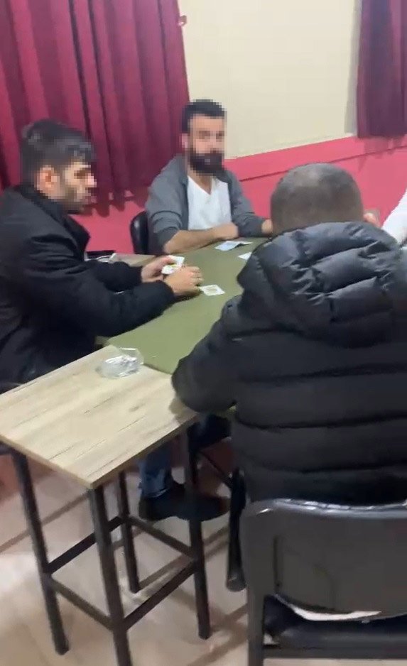 2021'nin ilk saatlerinde kumar oynanan kahvehaneye polis baskını