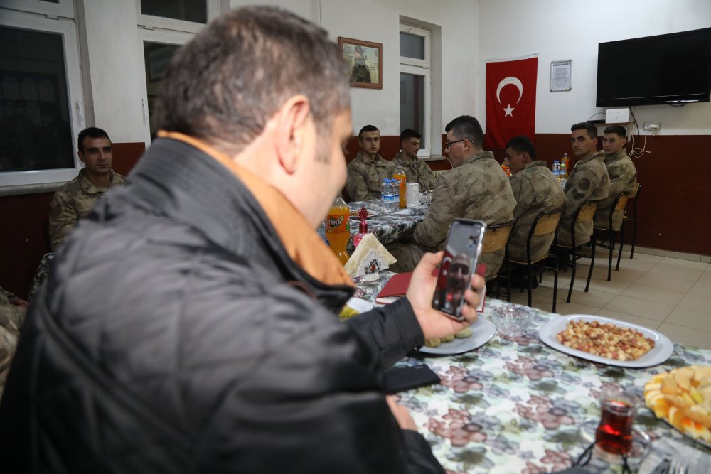 Bakan Soylu'dan, Sivas'taki askerlere sürpriz kutlama 
