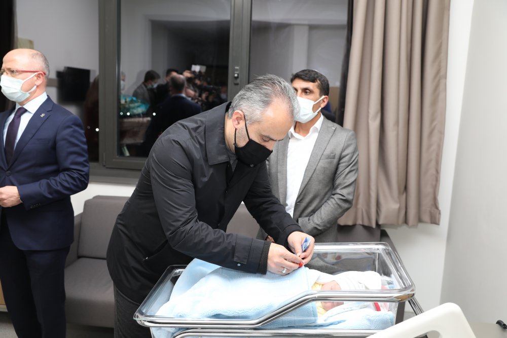 Bursa'da 2020'nin son, 2021'in ilk bebeğini Başkan Aktaş ziyaret etti