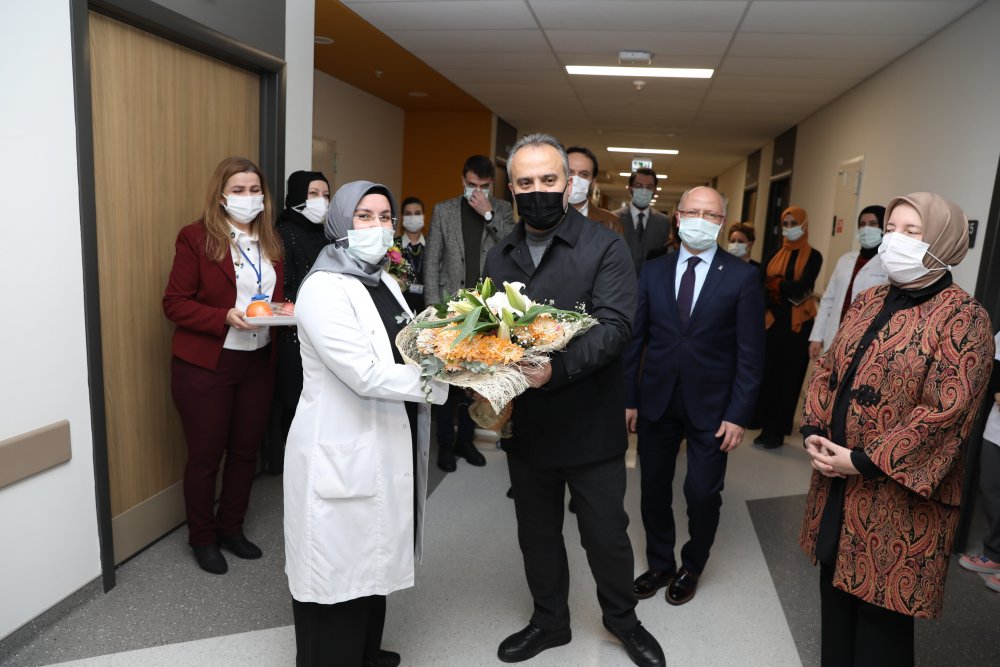 Bursa'da 2020'nin son, 2021'in ilk bebeğini Başkan Aktaş ziyaret etti