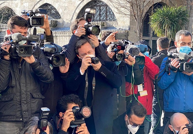 Fahrettin Altun Cumhurbaşkanı Erdoğan ile gazetecilerin fotoğrafını çekti