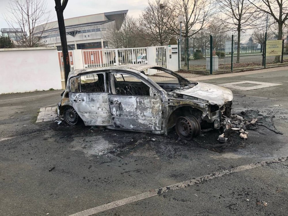 Fransa’da lüks araç bayiinde yangın: 40 araç kül oldu