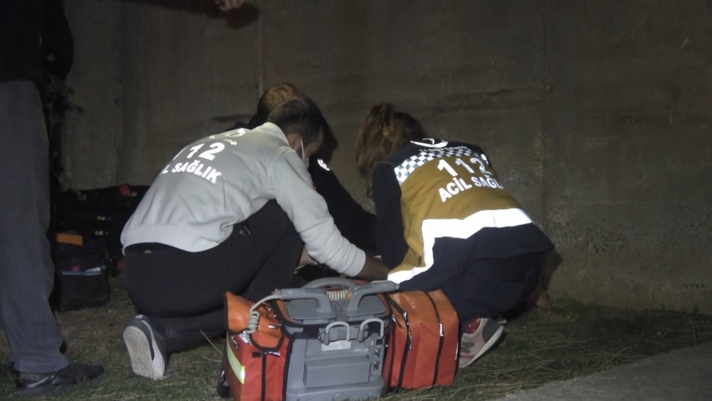 Havai fişek gösterilerini izlemek için çıktığı balkondan düşerek, öldü