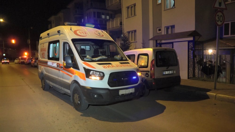 Havai fişek gösterilerini izlemek için çıktığı balkondan düşerek, öldü