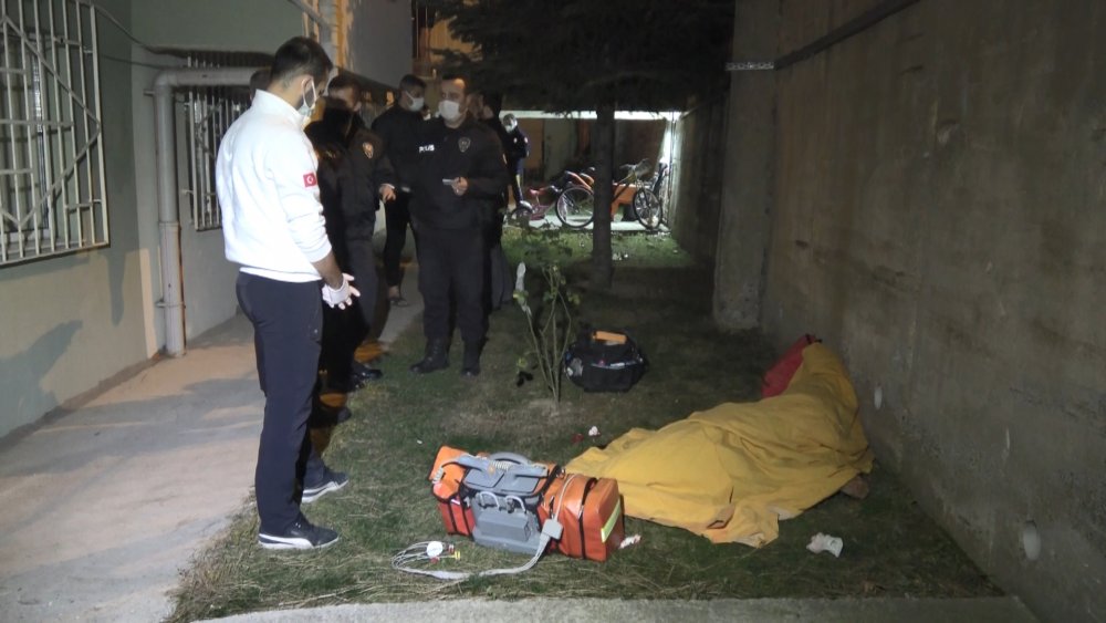 Havai fişek gösterilerini izlemek için çıktığı balkondan düşerek, öldü
