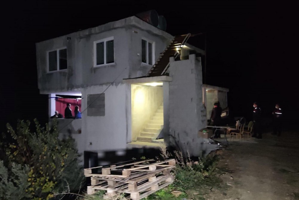 İnşaat halindeki binada canlı müzikli yılbaşı eğlencesi 