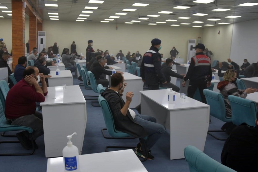 Maskeli, mesafeli, dezenfektanlı kumar salonuna kepçeyle girildi, 430 bin TL ceza kesildi