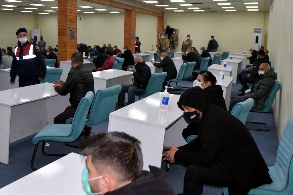 Maskeli, mesafeli, dezenfektanlı kumar salonuna kepçeyle girildi, 430 bin TL ceza kesildi