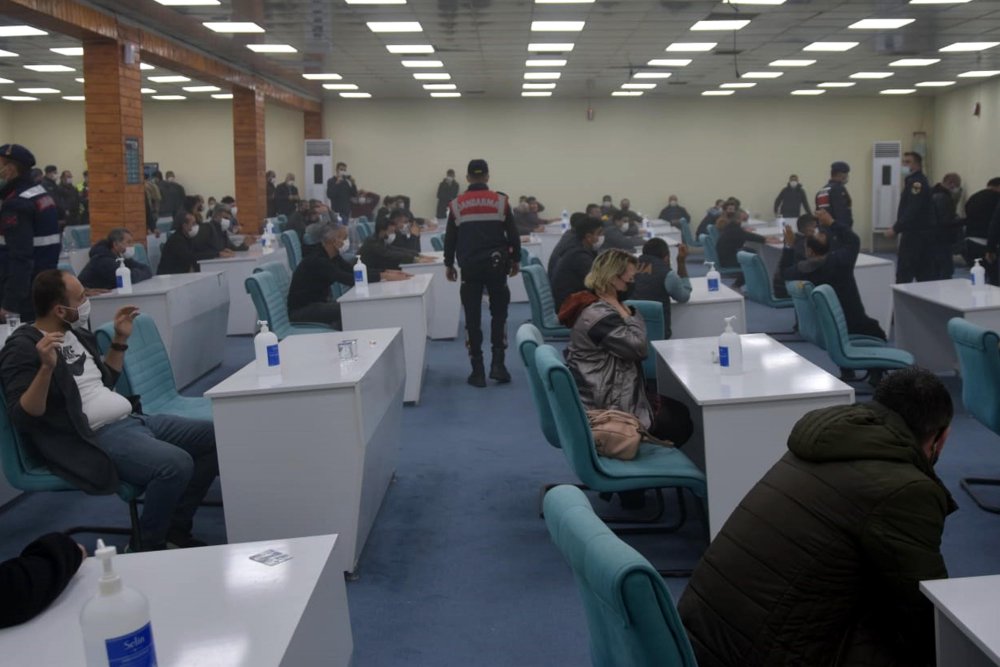 Maskeli, mesafeli, dezenfektanlı kumar salonuna kepçeyle girildi, 430 bin TL ceza kesildi
