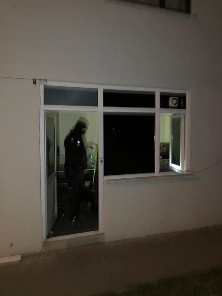 Polis baskın yapınca kendilerini uyuşturucu sattıkları atölyeye kilitlediler 